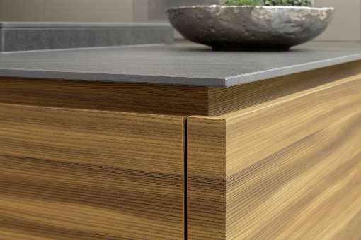 Bild 2: Die edle Furnieroberflche im Detail. Foto: IFN/Rempp Kchen